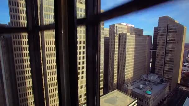 Een statisch shot van de SunTrust Plaza terwijl je omhoog gaat in een snel bewegende Lift. — Stockvideo