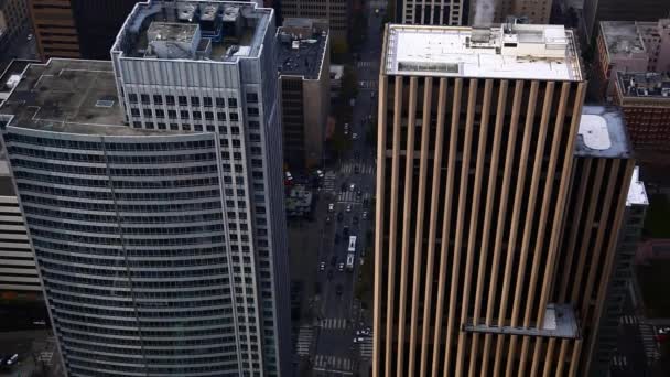 Opwaartse panning van het centrum van Seattle. — Stockvideo