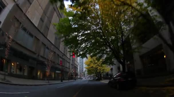 Θέα από το αυτοκίνητο κατά την οδήγηση μέσα από τους δρόμους του Σιάτλ. — Αρχείο Βίντεο
