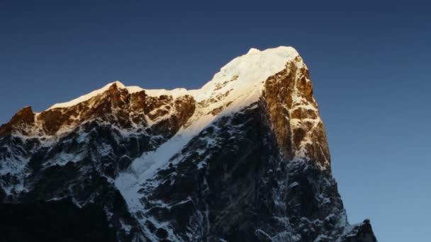 Luna pasando por los picos del Himalaya al amanecer . — Vídeo de stock