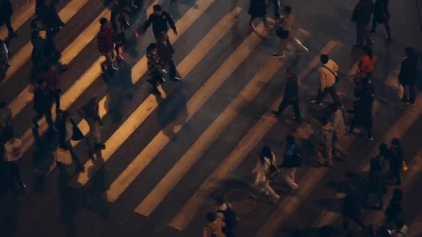 Увеличенное панорамирование людей при переходе через движение . — стоковое видео