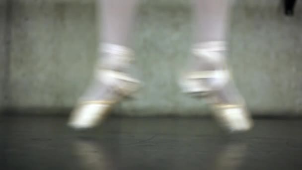 Ράφι-εστίαση πυροβολισμό ενός χορευτή μπαλέτου γυναικεία πόδια. — Αρχείο Βίντεο