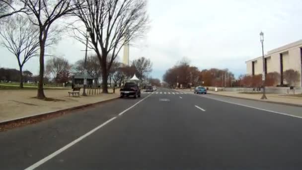 Dirigindo em direção ao Monumento de Washington em um dia nublado . — Vídeo de Stock