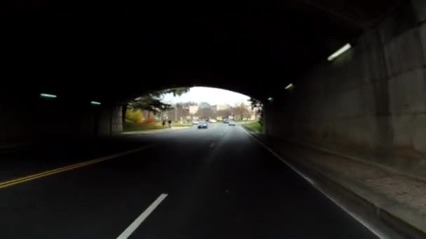 Портативний постріл водіння через тунель у Вашингтоні, округ Колумбія. — стокове відео