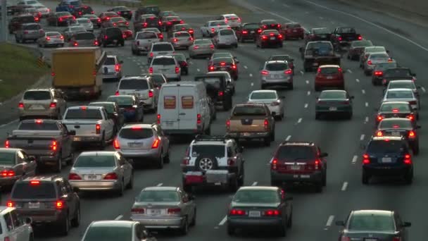 Statische aufnahme des langsam fließenden verkehrs auf der autobahn in atlanta, georgien. — Stockvideo