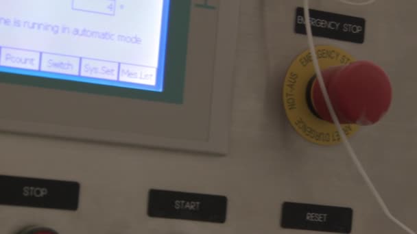 Съемка крупным планом с красной кнопки на плоский дисплей панели . — стоковое видео