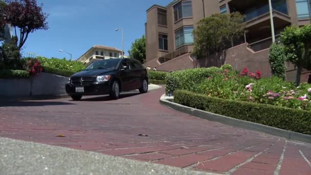 Auto prudký zapne Lombard Street v San Franciscu — Stock video