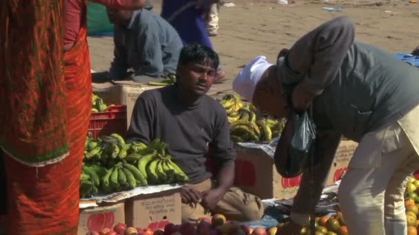 Tauschhandel auf einem Dorfmarkt in Nepal. — Stockvideo