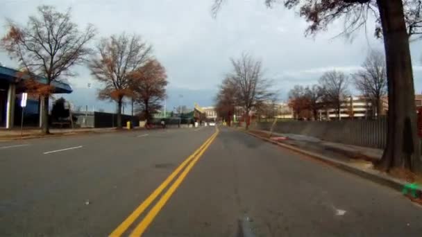 Vorbei an einem großen Schild mit dem Schriftzug the whare in washington dc. — Stockvideo