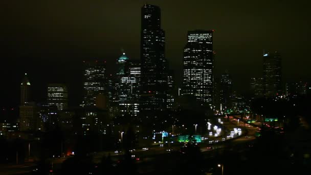 Seattle à noite enquanto o trânsito passa . — Vídeo de Stock