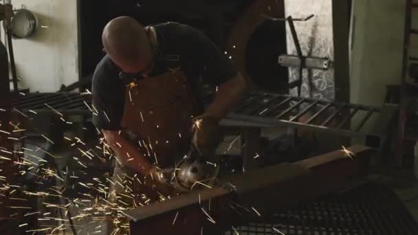 Uomo macinazione metallo nella sua officina — Video Stock