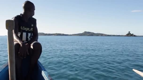 Barco con el hombre vuela a través del agua — Vídeo de stock