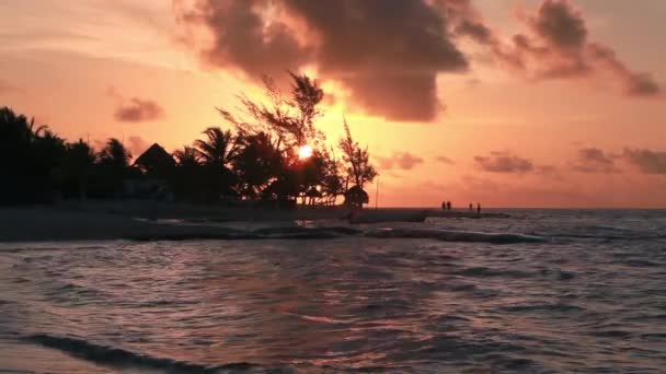 Vakker solnedgang over sandstranden – stockvideo