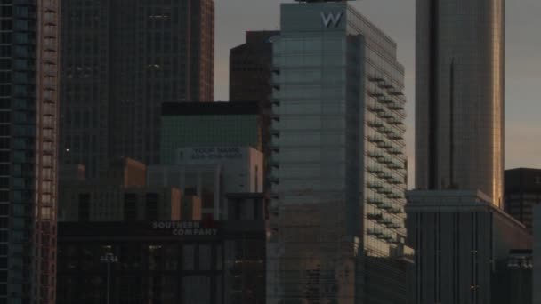 Bandeja de close-up da direita para a esquerda do Atlanta Skyline durante o anoitecer . — Vídeo de Stock