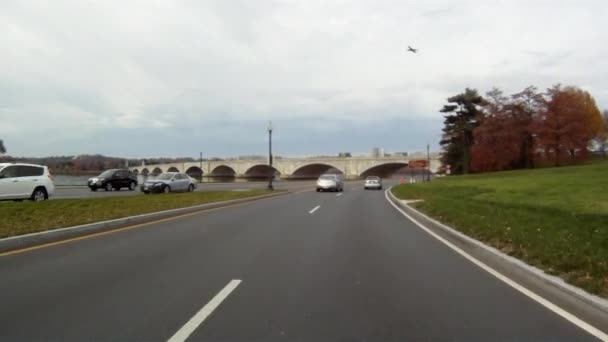 Guidare sotto un ponte a Washington DC in una giornata nuvolosa . — Video Stock