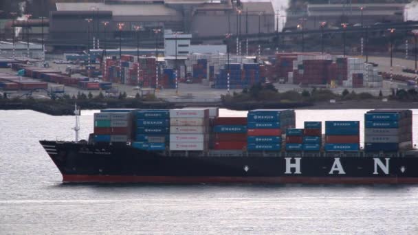 Static zoomed view of oceanliner going through the frame. — Stock Video