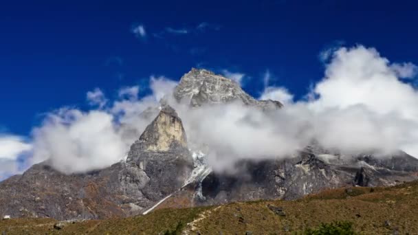 Wolken passeren over de toppen van de Himalaya — Stockvideo