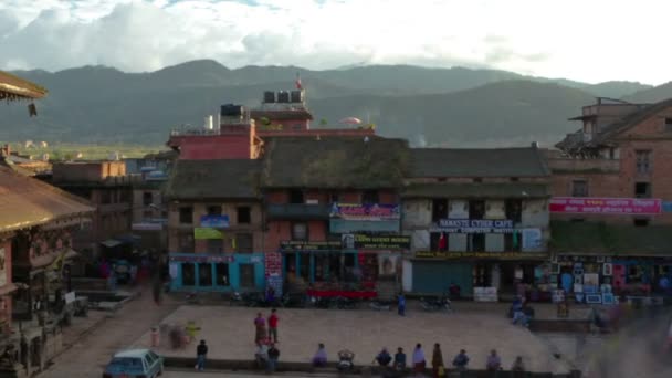 Atardecer en la plaza Taumadhi en Bhaktapur — Vídeo de stock