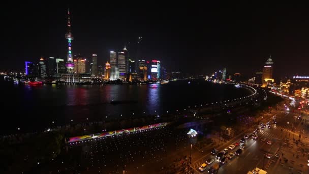 Ευρεία άποψη με θέα στον ποταμό Huangpu προς πολλούς πύργους στη Σαγκάη της Κίνας. — Αρχείο Βίντεο