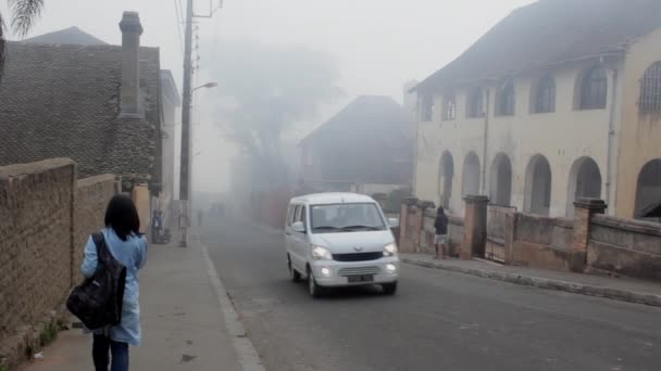 People walking on foggy street — Stock Video