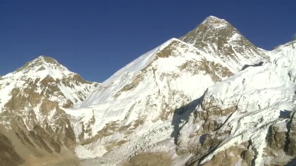 Панорамний постріл, показуючи гори Еверест — стокове відео