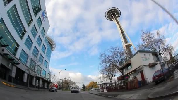 Superwide vista dalla macchina mentre guida per le strade nel centro di Seattle . — Video Stock