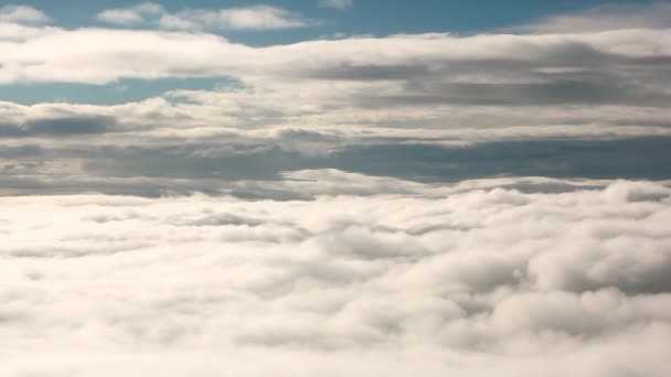 Білі хмари з блакитним небом — стокове відео