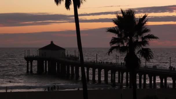 People walk down the pier — Stock Video