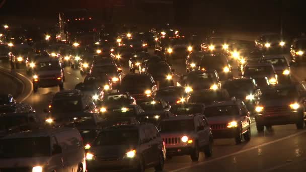 Statis, tembakan menengah lalu lintas di malam hari di Atlanta, Georgia . — Stok Video