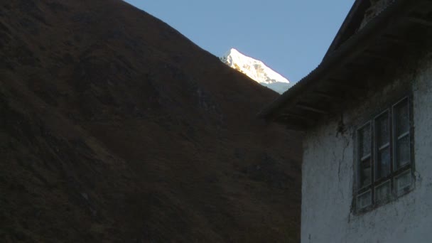 Monte Everest vislumbrado como el sol de la mañana ilumina su cara . — Vídeos de Stock