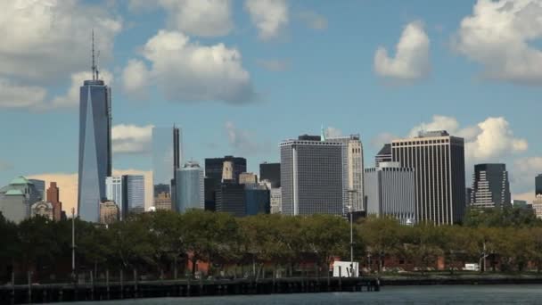 Widok na panoramę Nowego Jorku podczas pływania promem po East River. — Wideo stockowe
