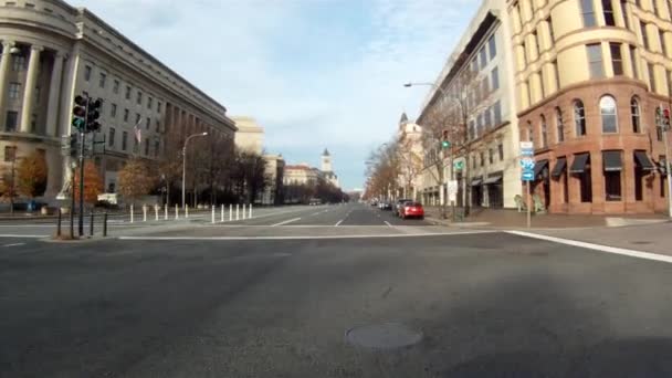 Un disparo de mano atravesando una intersección en Washington DC en un día nublado . — Vídeo de stock