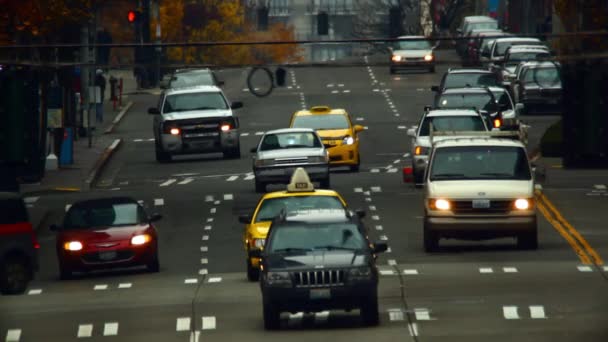 Tráfico en la Quinta Avenida en Seattle — Vídeos de Stock