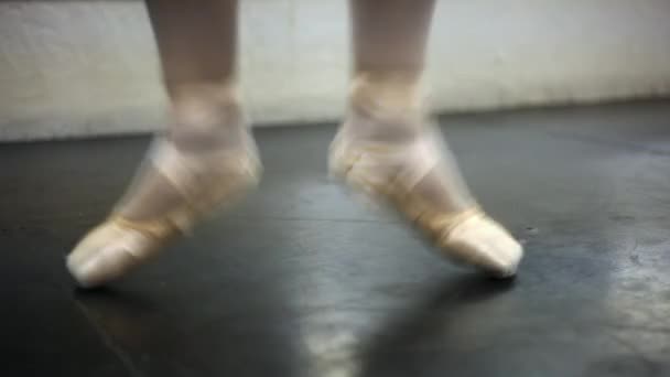 Static shot of a ballerina 's feet . — стоковое видео