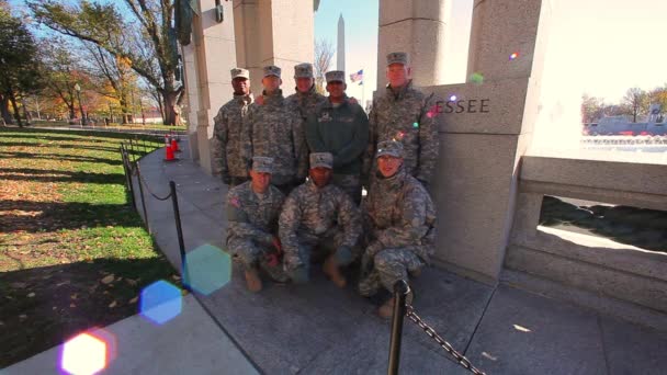 Soldados posando frente al Memorial de la Segunda Guerra Mundial . — Vídeo de stock