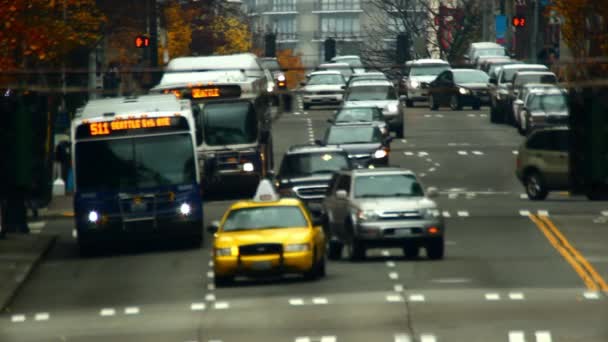Tráfico en la Quinta Avenida en Seattle — Vídeos de Stock