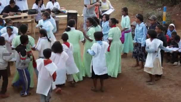 Bambini africani che si esibiscono per gli altri e ballano . — Video Stock