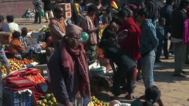 Pessoas em um mercado em uma aldeia no Nepal . — Vídeo de Stock