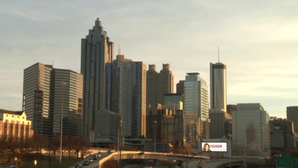 Kantel schot van de skyline van Atlanta naar het Freeway-verkeer. — Stockvideo
