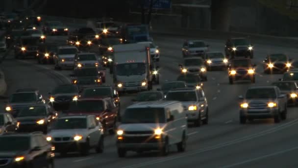 Fotografie statică a traficului pe autostradă în timp ce scena se întunecă în Atlanta, Georgia . — Videoclip de stoc