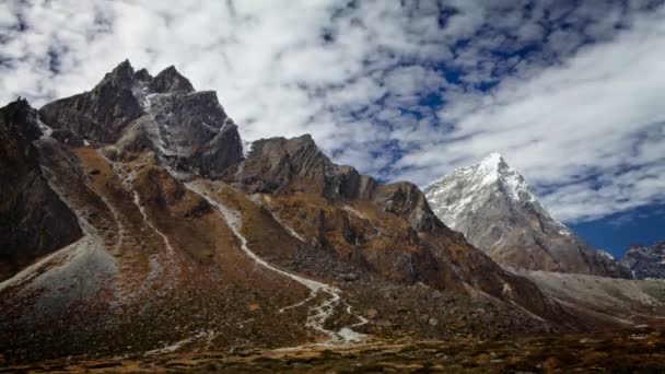 Wolken passeren over de toppen van de Himalaya — Stockvideo