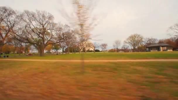 Una toma panorámica de un parque frente al edificio del Tesoro Nacional . — Vídeos de Stock