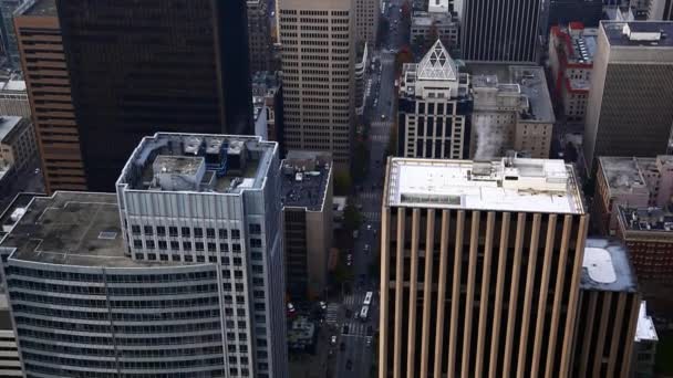 Opwaartse panning van het centrum van Seattle. — Stockvideo