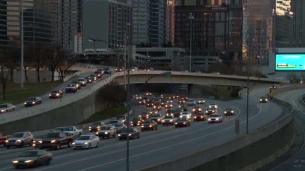 Vista panorámica de izquierda a derecha del horizonte de Atlanta y el tráfico debajo durante el atardecer . — Vídeo de stock