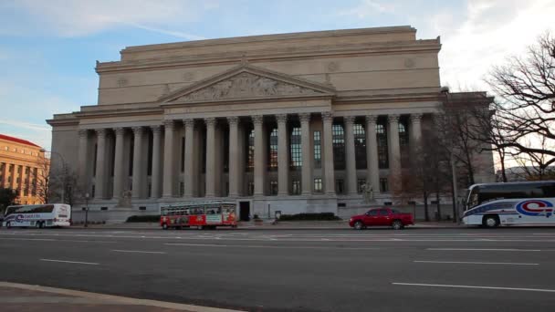 Una toma estática del edificio del Tesoro de Estados Unidos y sus terrenos en Washington DC . — Vídeos de Stock