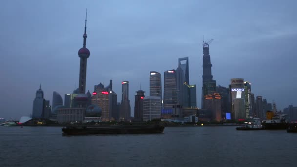 Vista com vista para o rio Huangpu em direção a muitas torres em Xangai, China . — Vídeo de Stock