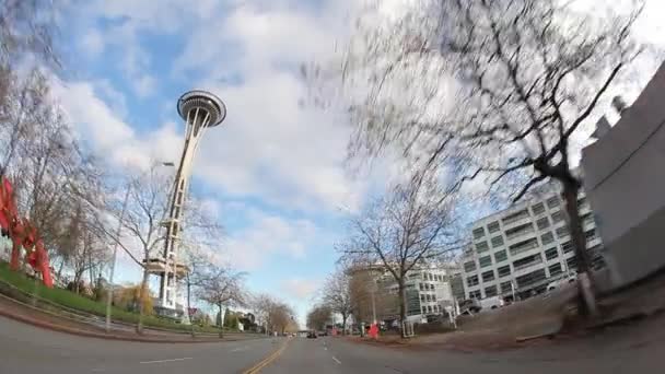 Superwide pohled z auta jako to žene po ulicích v centru Seattlu. — Stock video