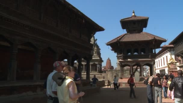 Turistas observam templo no Nepal — Vídeo de Stock