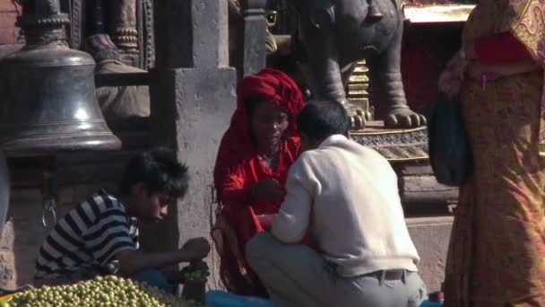 Muž směňovat v obci tržiště v Nepálu. — Stock video