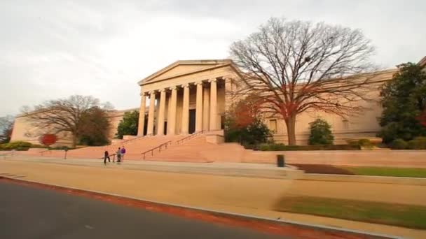 Tracking shot van een gebouw met Ionische zuilen in Washington Dc. — Stockvideo